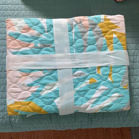 NWT Quilted Throw 50”x70” - Picture 3 of 5